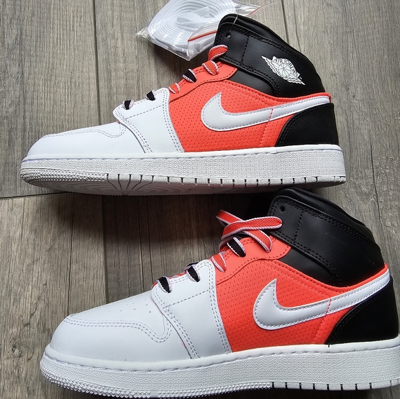 Air Jordan 1 Mid SE "White Infrared" Sneakers - Picture 8 of 10